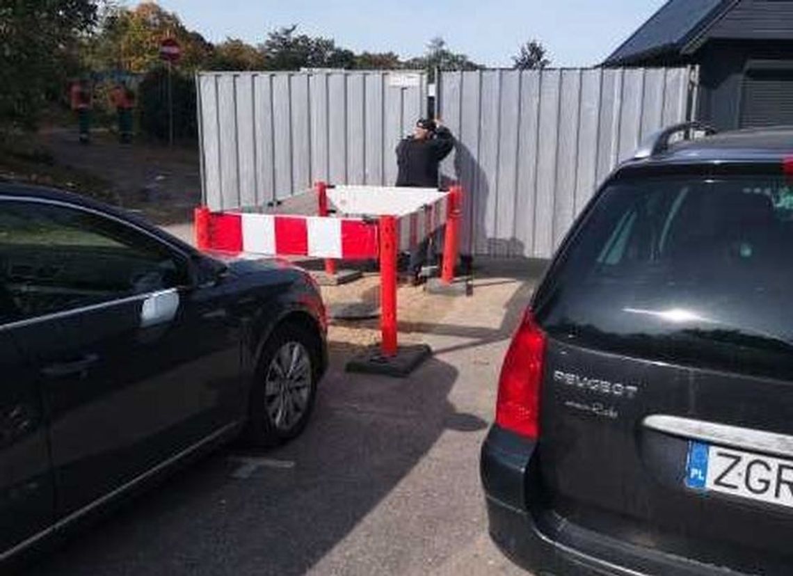 Zastawili wjazd na cmentarz