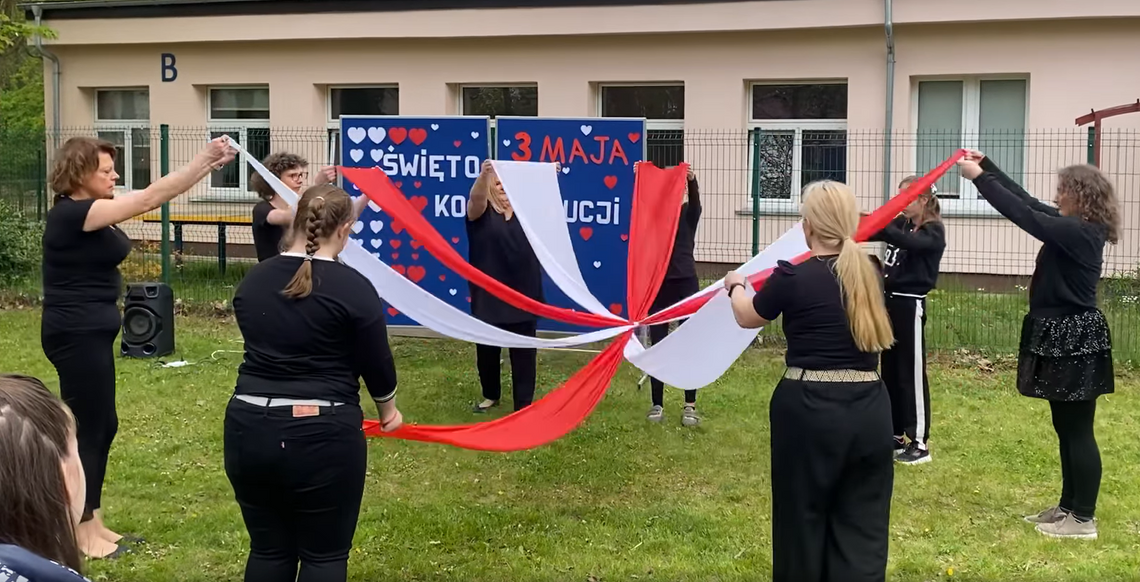 Zatańczyły z biało-czerwonymi szarfami [FOTO, WIDEO]