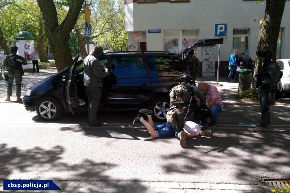 Zatrzymano dziesięć osób podejrzewanych o handel narkotykami Zatrzymano dziesięć osób podejrzewanych o handel narkotykami