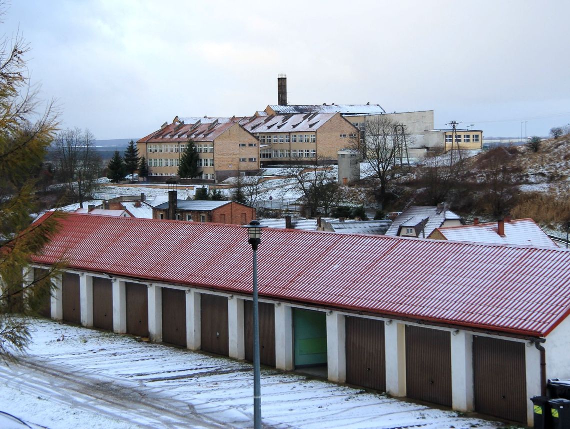 Zawiało też na biało. Ksawery rzucił drzewem na samochód