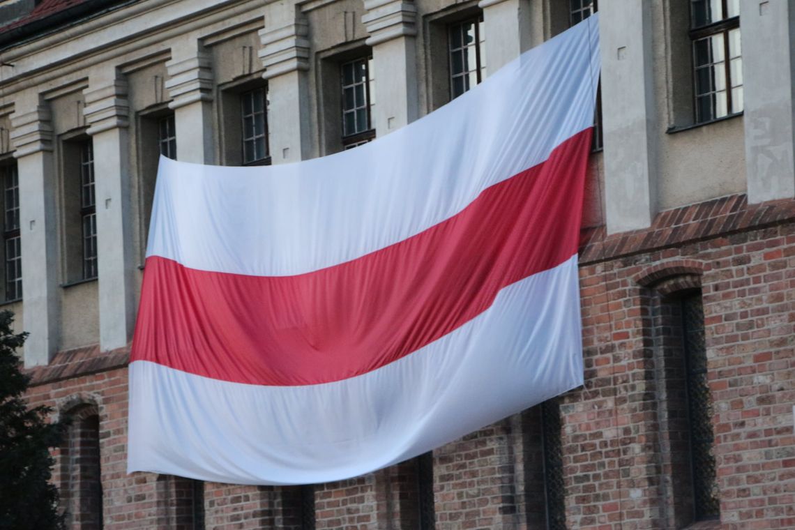 Zawisła potężna flaga. Nasi wyrażają solidarność z protestami na Białorusi