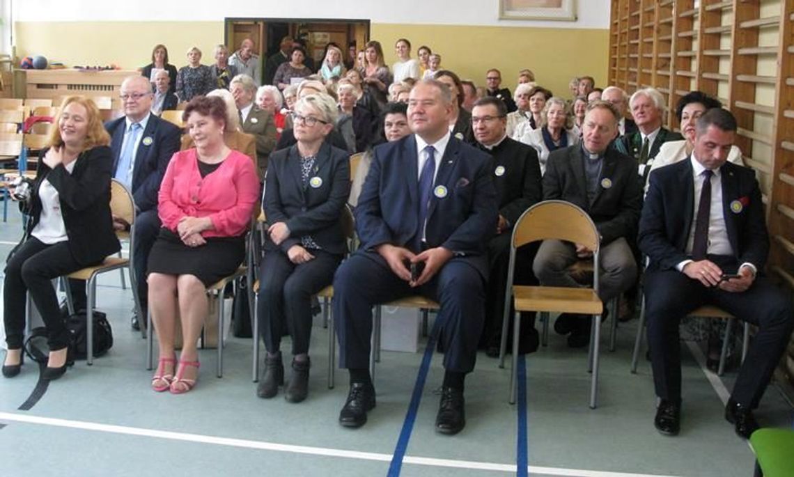 Zawsze bądź szlachetny i pomocny. Poseł i kurator w wiejskiej szkole Zawsze bądź szlachetny i pomocny. Poseł i kurator w wiejskiej szkole