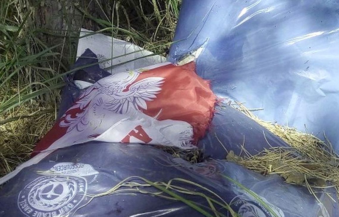 Zbezczeszczona flaga leży wśród śmieci!