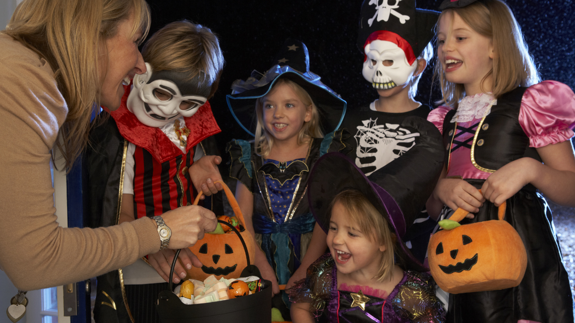 Za kilka dni Halloween, a sklepy kuszą ofertami. To zabawa kusząca tradycją i słodkościami Za kilka dni Halloween, a sklepy kuszą ofertami. To zabawa kusząca tradycją i słodkościami