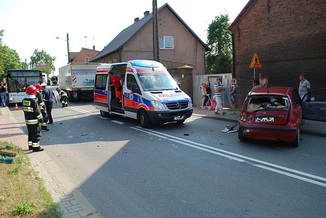 Zdarzenie ciężarówki z dwiema osobówkami Zdarzenie ciężarówki z dwiema osobówkami