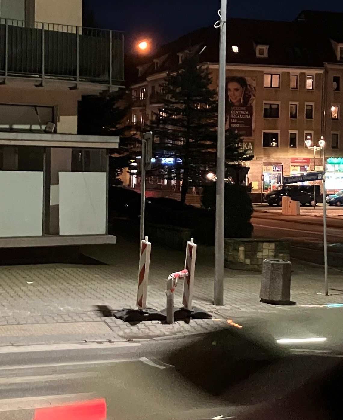 Zdemontowali, bo nie świeciły i tak zostawili Zdemontowali, bo nie świeciły i tak zostawili