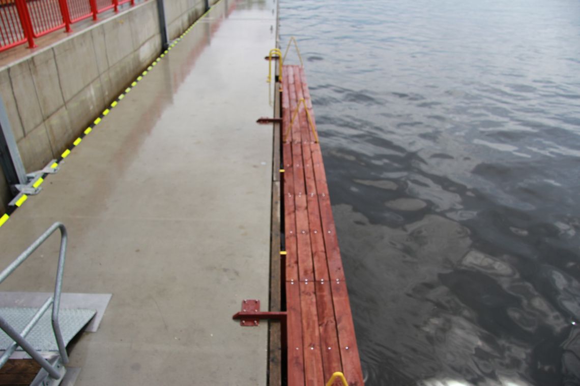 Zdemontowali pomost dla kajaków. Koniec marzeń o wypożyczalni Zdemontowali pomost dla kajaków. Koniec marzeń o wypożyczalni