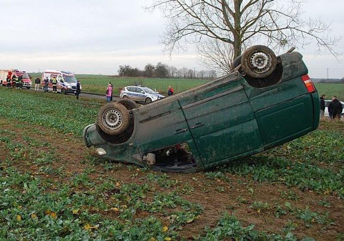 Zderzenie dwóch osobówek. Dwie osoby w szpitalu Zderzenie dwóch osobówek. Dwie osoby w szpitalu