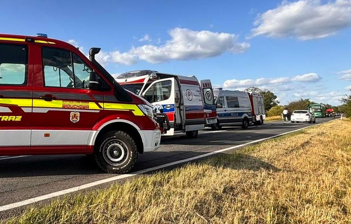 Zderzenie jednośladu z samochodem. Motocyklistka leżała na poboczu drogi