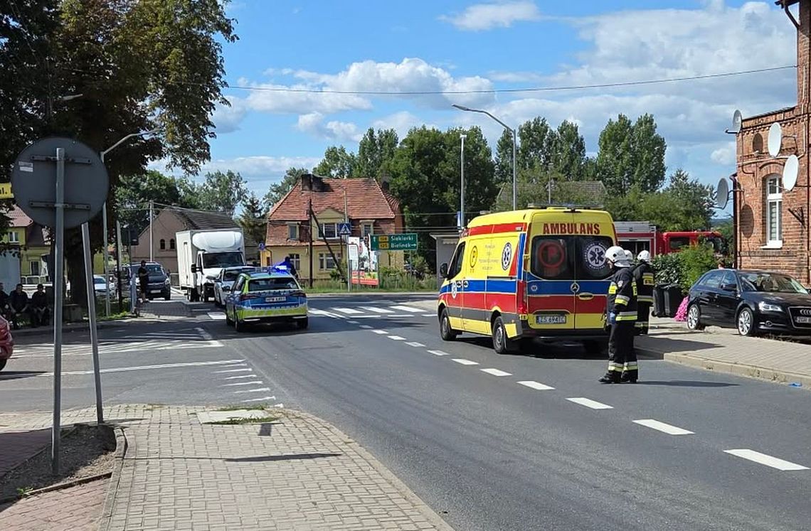 Zderzenie samochodu i motoroweru w centrum miasta Zderzenie samochodu i motoroweru w centrum miasta
