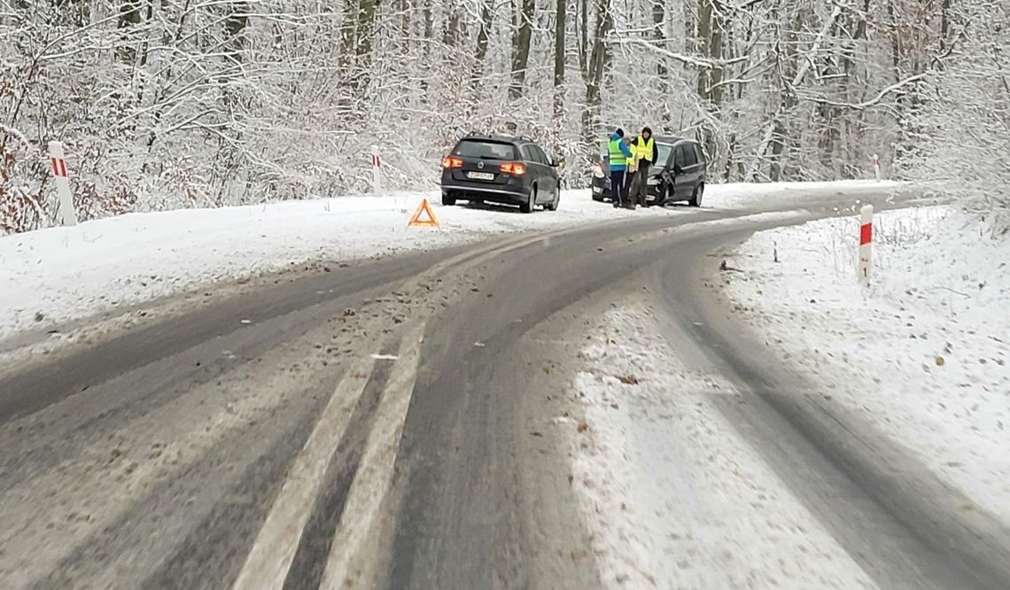 Zderzyli się na nieodśnieżonej drodze