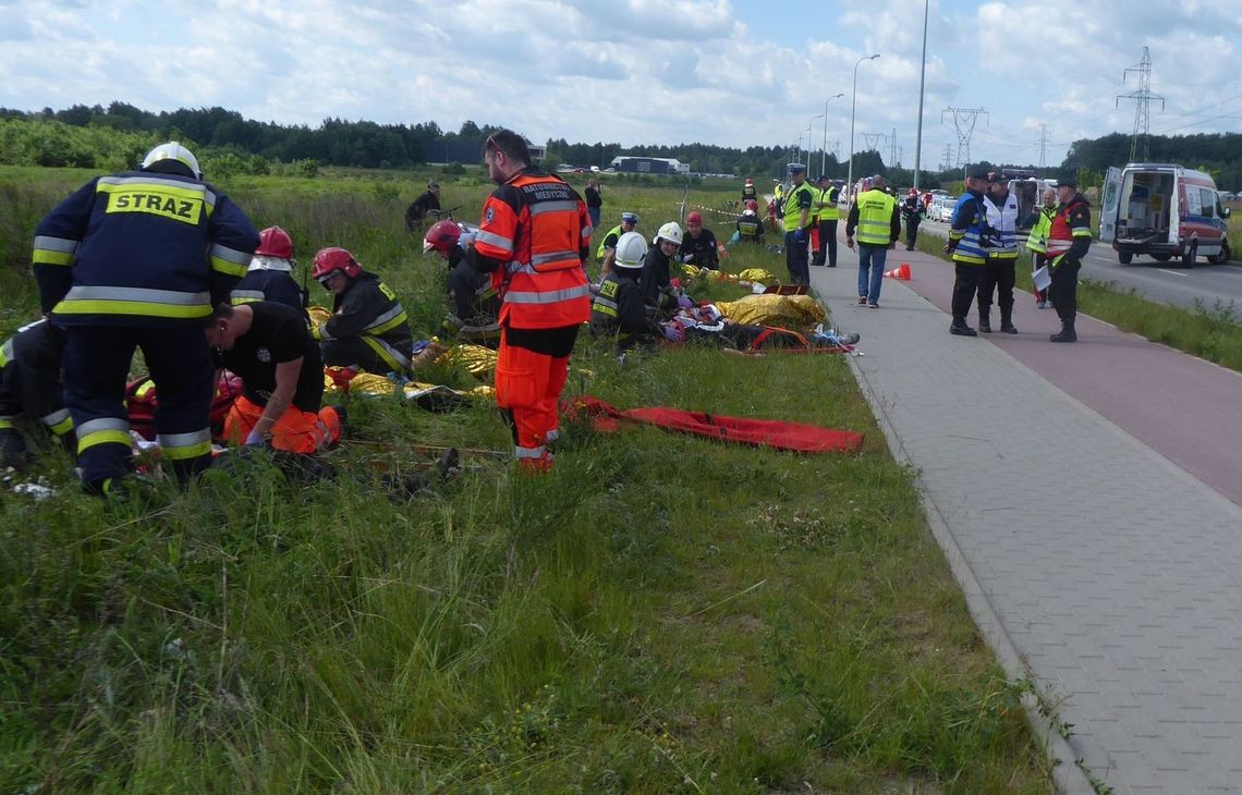Zderzyły się cztery pojazdy, w tym autokar. Są osoby ranne, potrzebna pomoc... Zderzyły się cztery pojazdy, w tym autokar. Są osoby ranne, potrzebna pomoc...