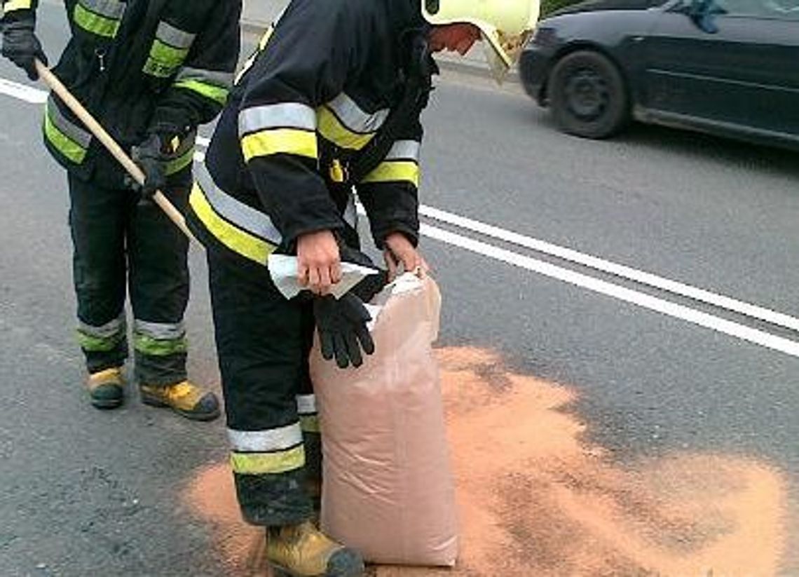 Zderzyły się dwa golfy. Kierowcę odwieziono do szpitala Zderzyły się dwa golfy. Kierowcę odwieziono do szpitala