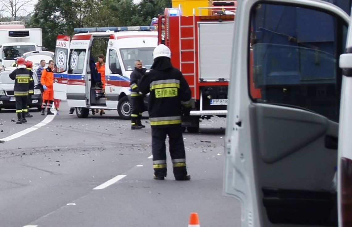 Zderzyły się dwa jadące naprzeciw siebie samochody. Poszkodowanych odwieziono do szpitala Zderzyły się dwa jadące naprzeciw siebie samochody. Poszkodowanych odwieziono do szpitala
