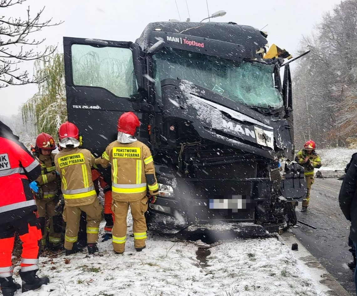 Zderzyły się dwie ciężarówki. Uciekł jeden z kierowców [FOTO]