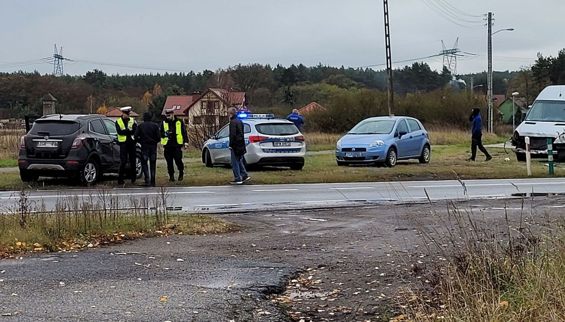 Zderzyły się samochód osobowy i bus [ZDJĘCIA]