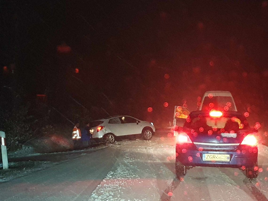 Zderzyły się trzy auta. Armagedon na śliskiej drodze