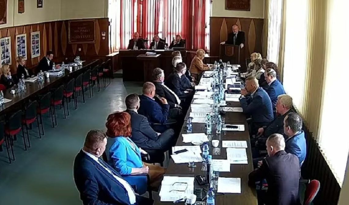 Zdesperowany Sawaryn po raz czwarty chce podnieść podatki. Liczą na nieobecność radnych Zdesperowany Sawaryn po raz czwarty chce podnieść podatki. Liczą na nieobecność radnych