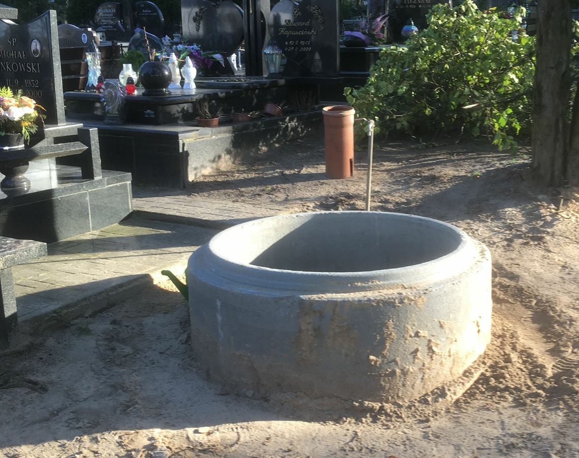 Zdjęcia z cmentarza proszę przekazać policji - radzi czytelniczka Zdjęcia z cmentarza proszę przekazać policji - radzi czytelniczka