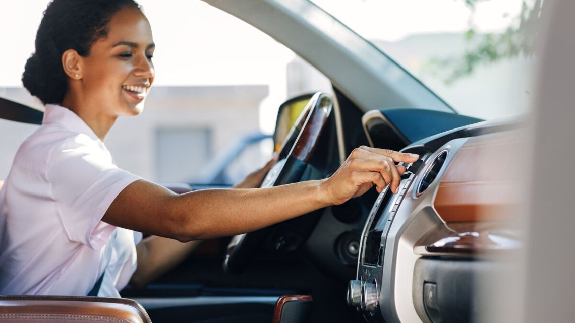 Kontrole radia w samochodzie. Poczta Polska robi zdjęcia i sprawdza abonament RTV na parkingach