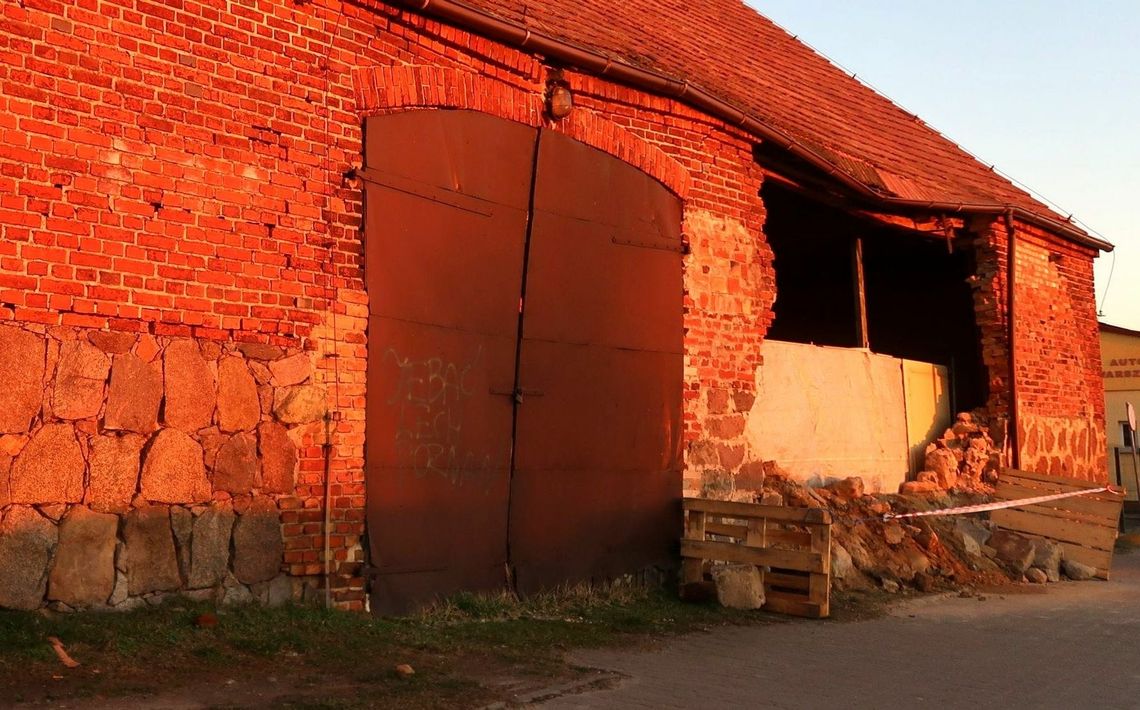 Zdmuchnęło... ścianę Zdmuchnęło... ścianę