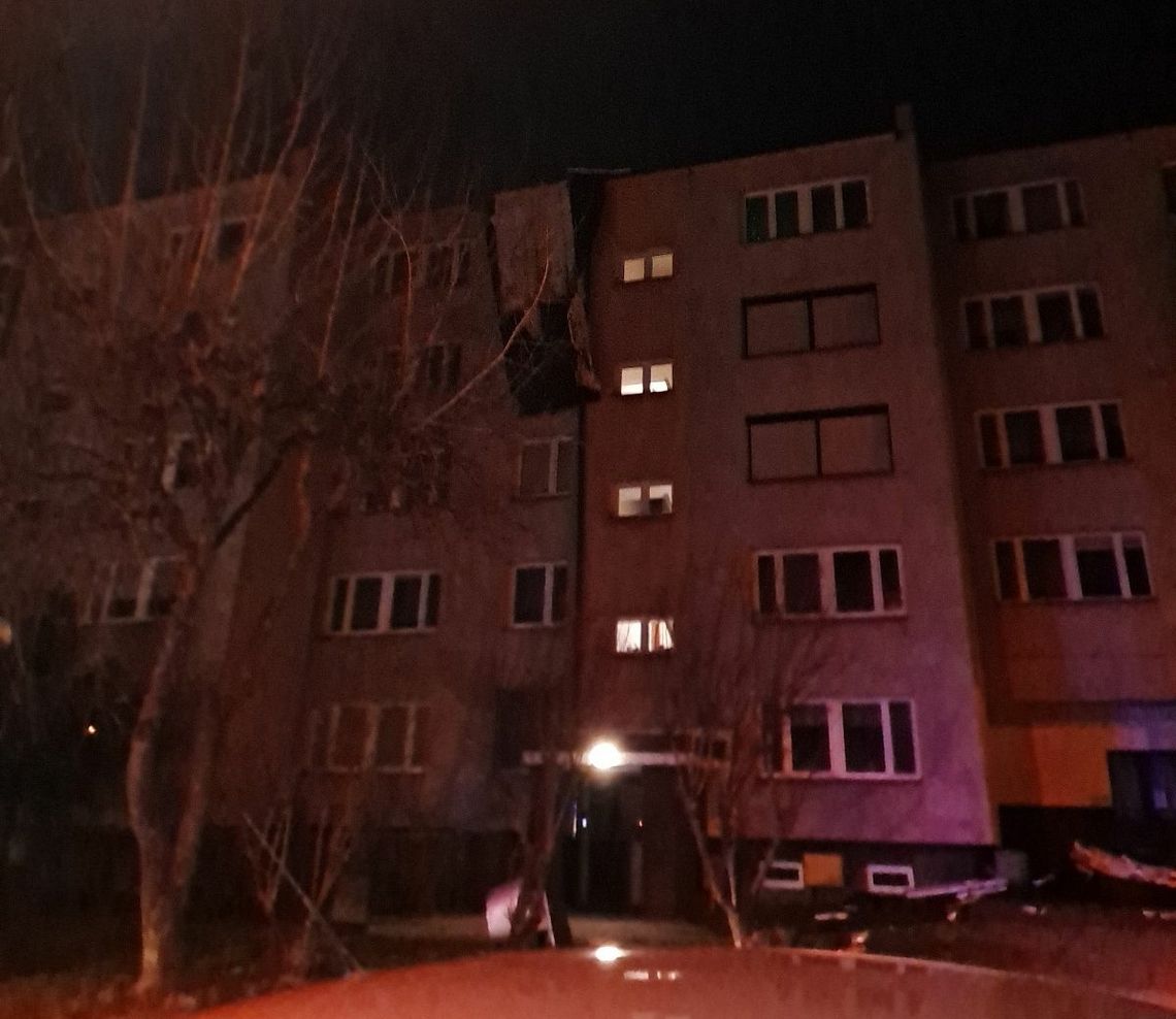 Zdmuchnięty dach z bloku runął na samochody