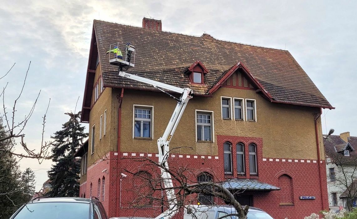 Żeby policjantom dachówki na głowy nie spadały...