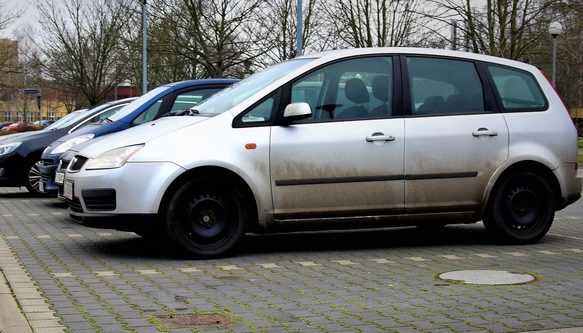 Zgłosiła kradzież srebrnego volkswagena bo... zostawiła tam psa. Okazało się, że... zapomniała gdzie zaparkowała auto Zgłosiła kradzież srebrnego volkswagena bo... zostawiła tam psa. Okazało się, że... zapomniała gdzie zaparkowała auto