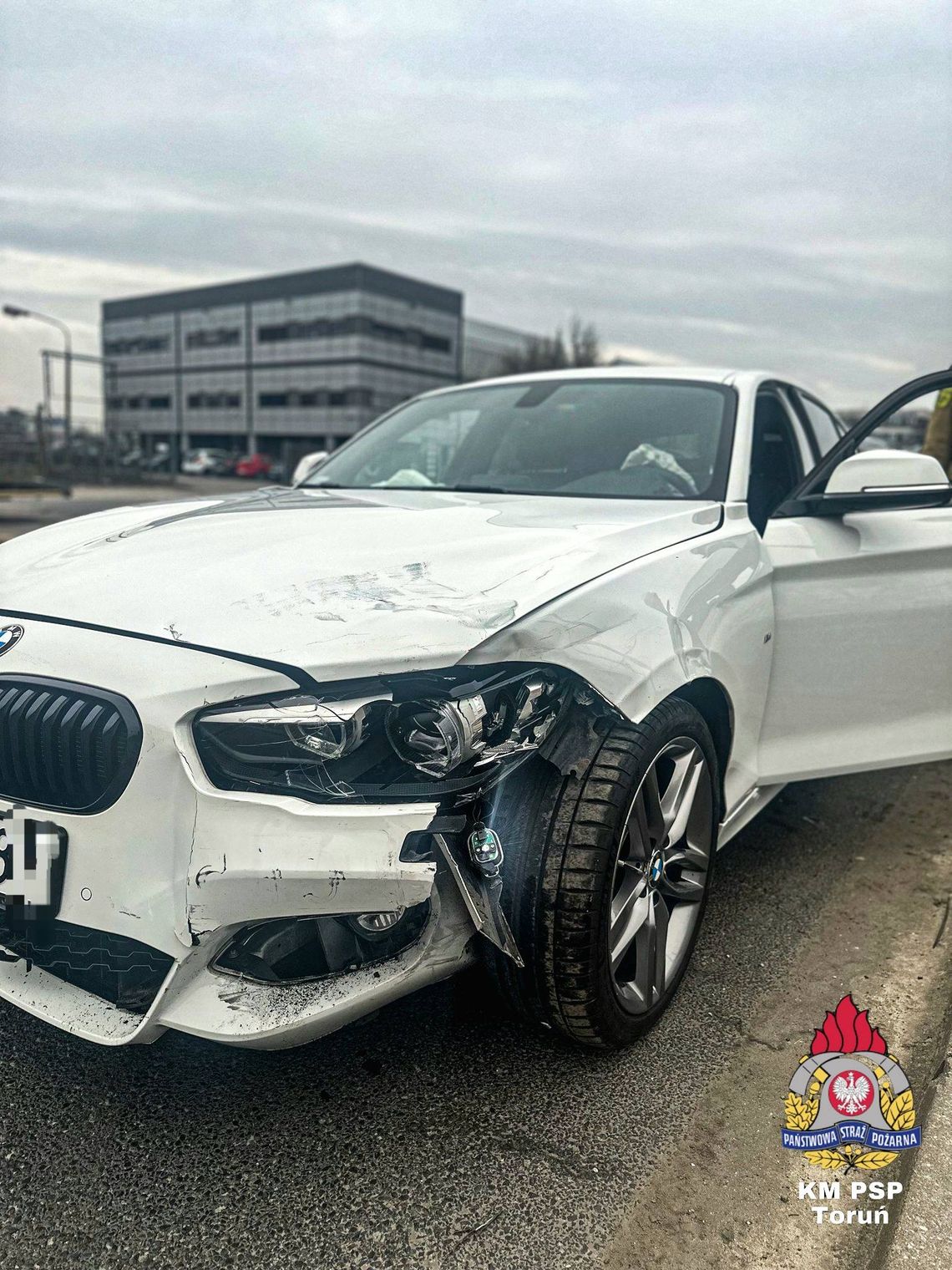 Zgnieciona blacha i wielkie szczęście. Zderzenie BMW i Skody
