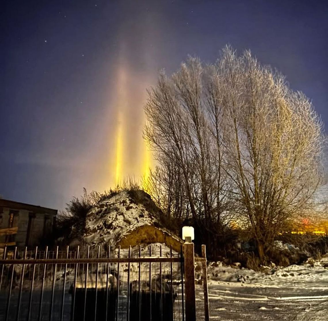 Zimowa magia w powiecie gryfińskim: Słupy świetlne i baśniowy szron nad regionem Zimowa magia w powiecie gryfińskim: Słupy świetlne i baśniowy szron nad regionem