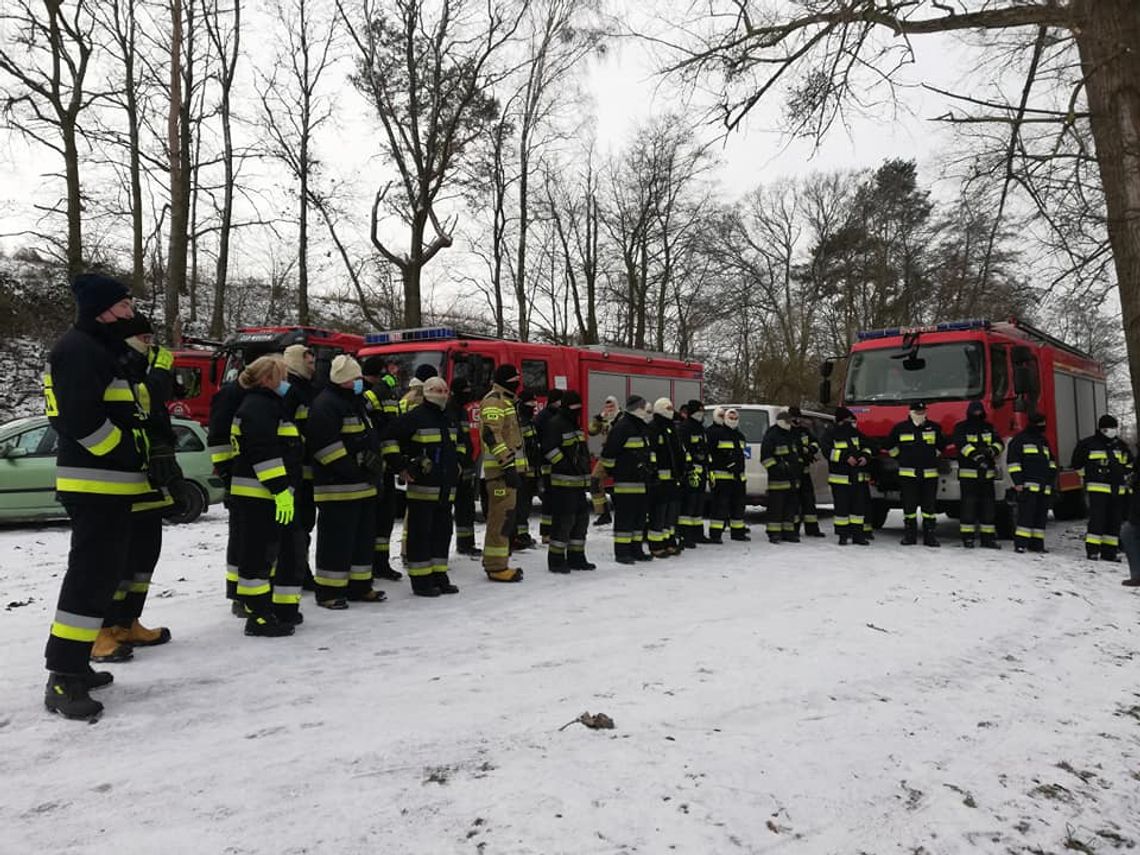 Zimowe wspólne ćwiczenia 4 jednostek OSP i 3 zastępów JRG Gryfino Zimowe wspólne ćwiczenia 4 jednostek OSP i 3 zastępów JRG Gryfino