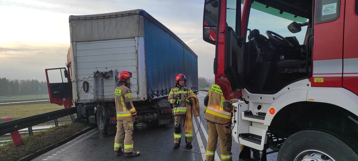 Zimowy koszmar na drogach! Ciężarówka uderzyła w barierki