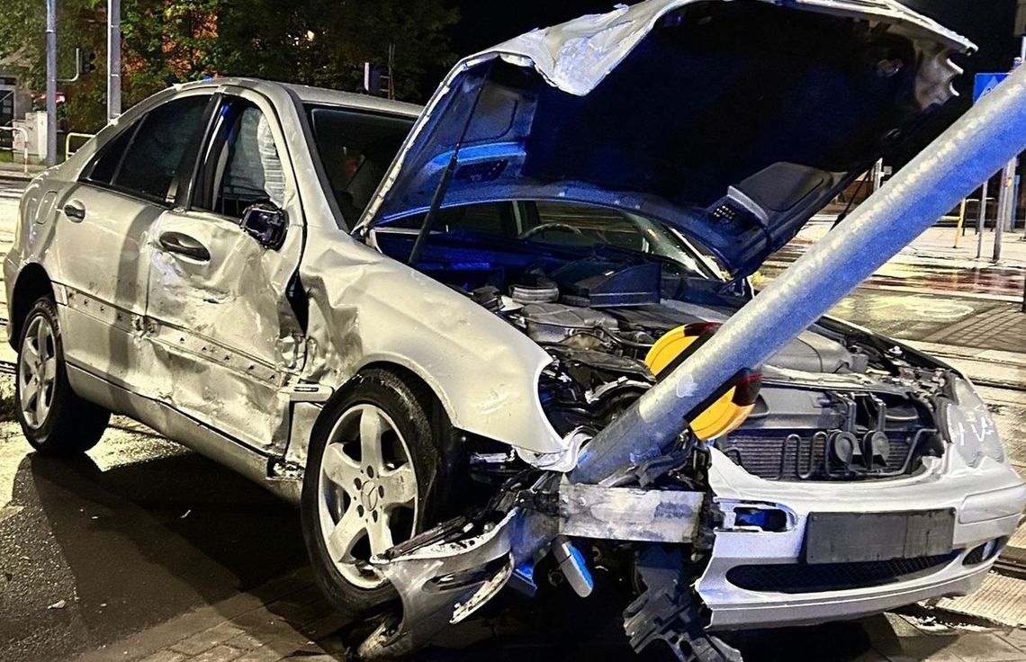 Zjechał z drogi i uderzył prosto w słup. Był pijany, więc jego samochód...