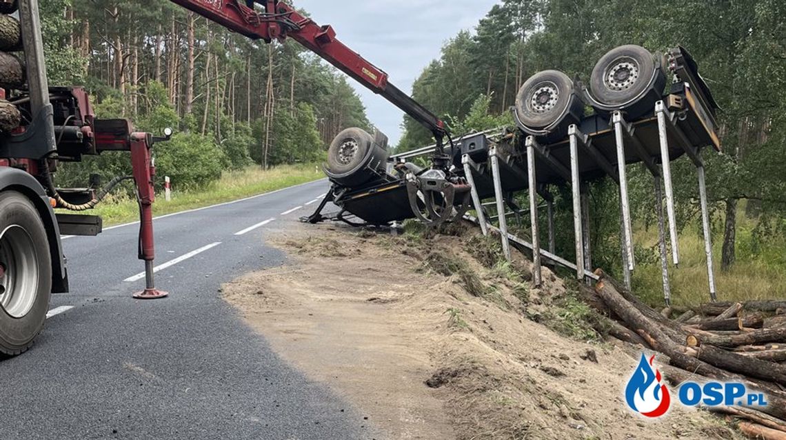 Złapał pobocze. Przewróciła się przyczepa z drewnem Złapał pobocze. Przewróciła się przyczepa z drewnem
