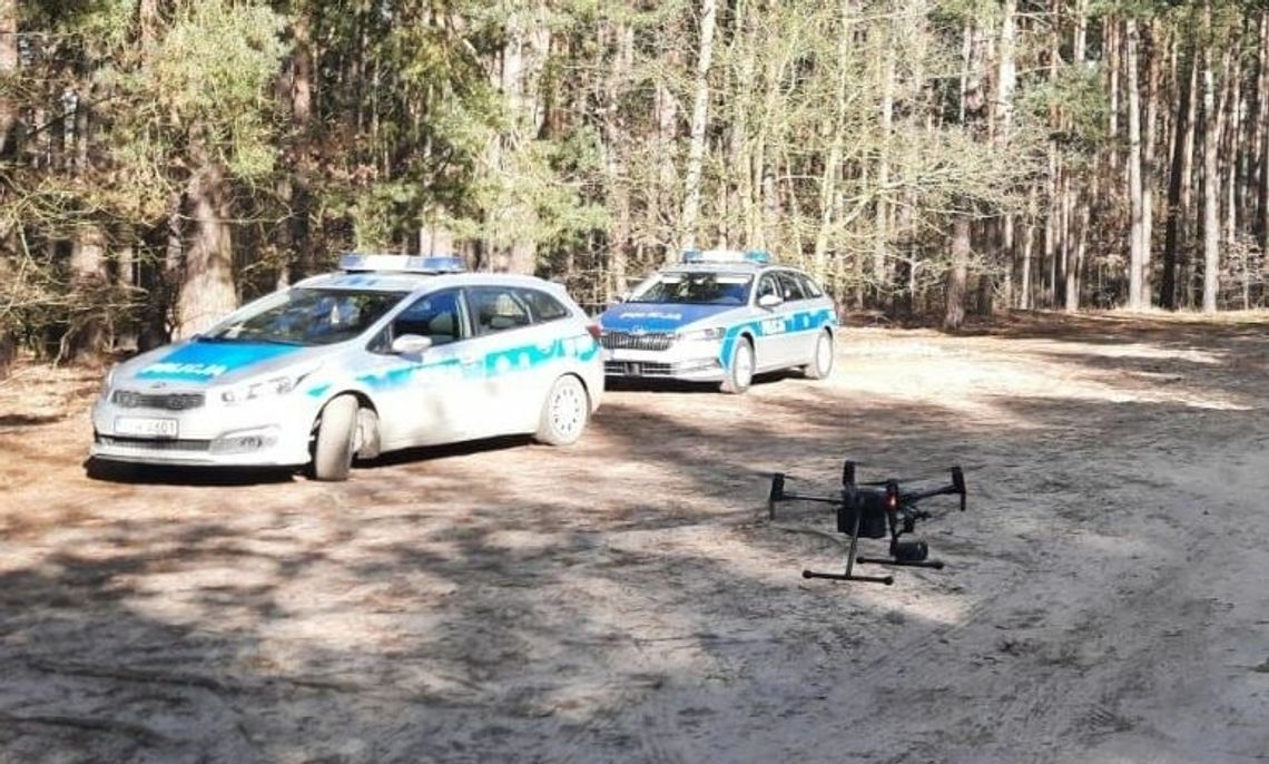 Zlekcewazyli znak stop. Byli obserwowani z drona Zlekcewazyli znak stop. Byli obserwowani z drona