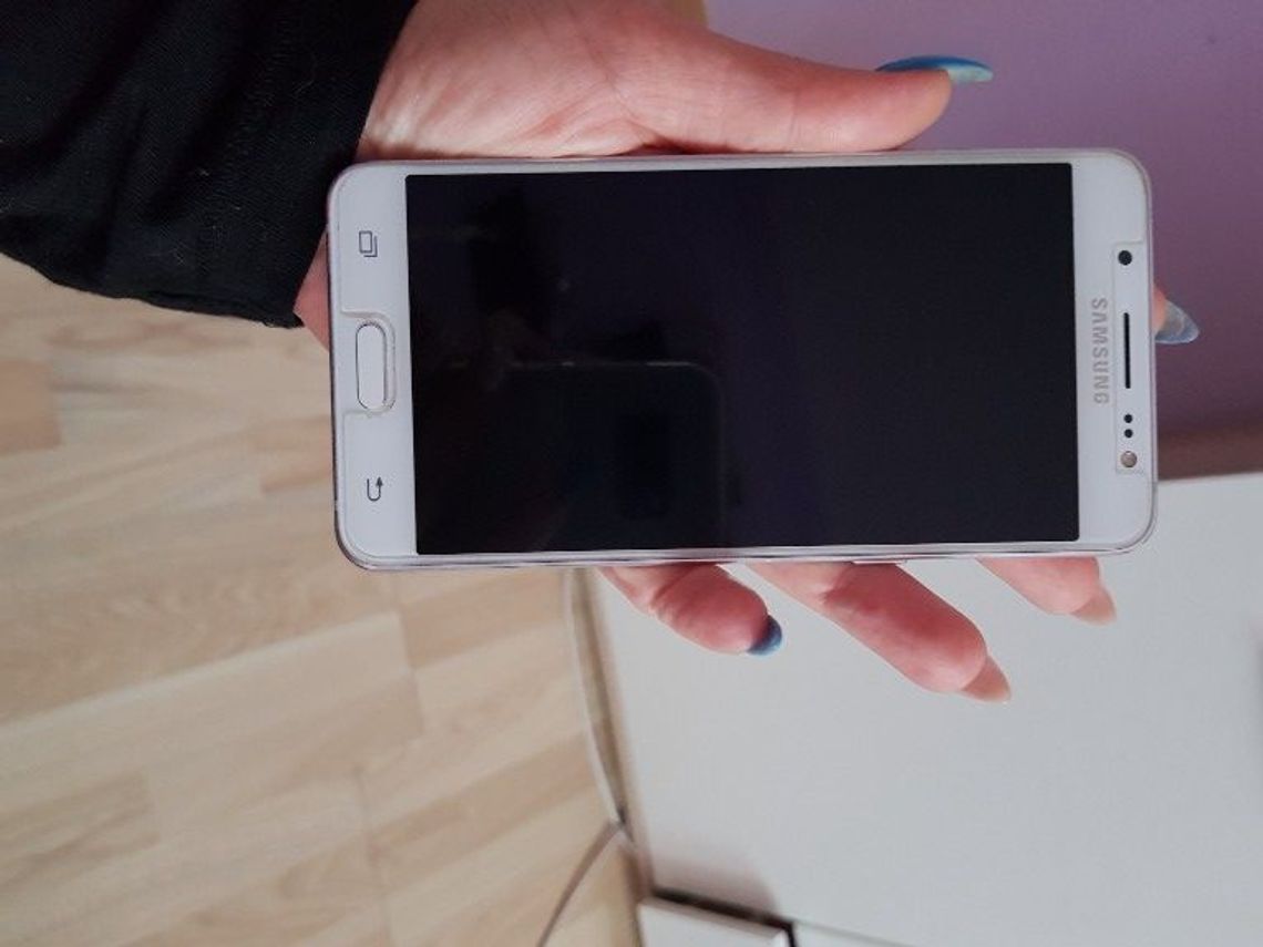 Złodziej telefon ukradł ze stolika Złodziej telefon ukradł ze stolika