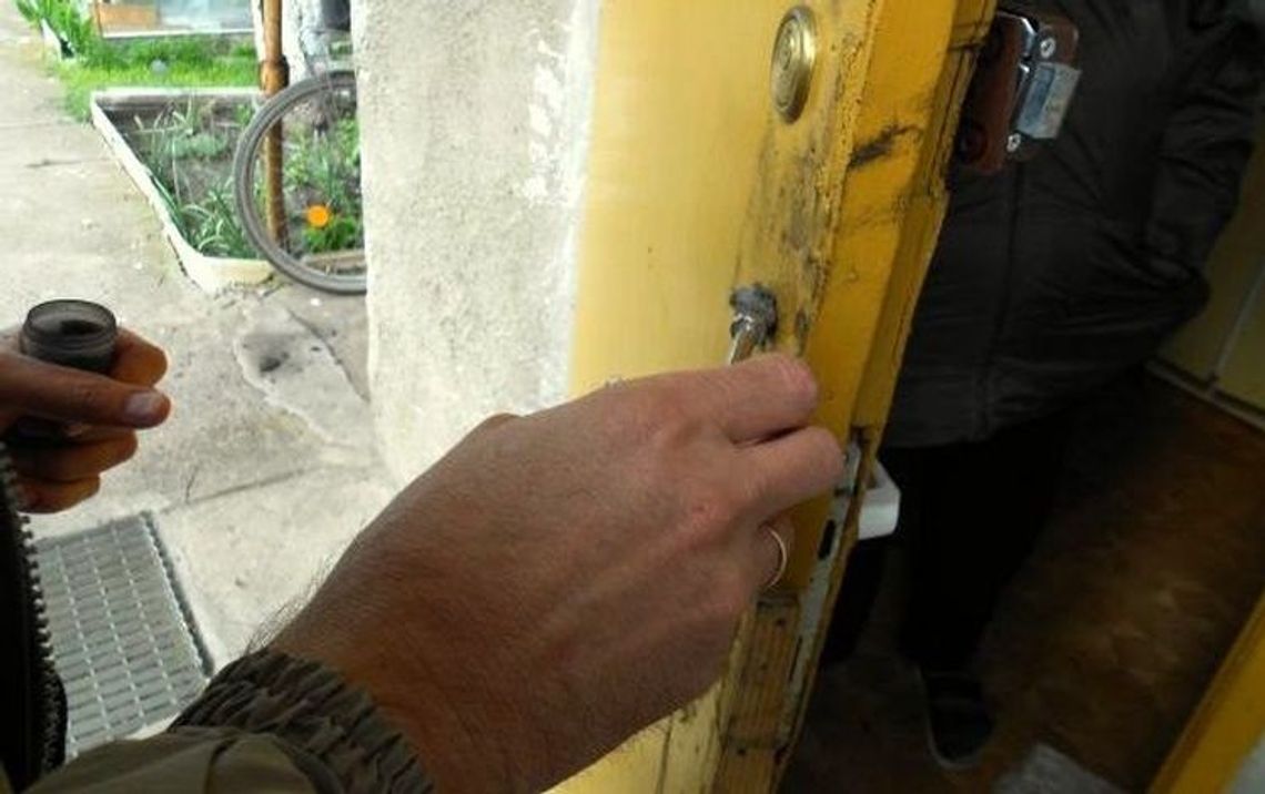 Złodziej wszedł przez drzwi i ukradł pieniądze