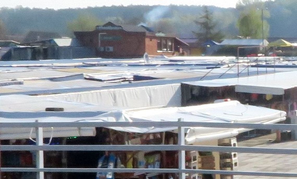 Złodziej wyciął otwór w stoisku na targowisku Złodziej wyciął otwór w stoisku na targowisku