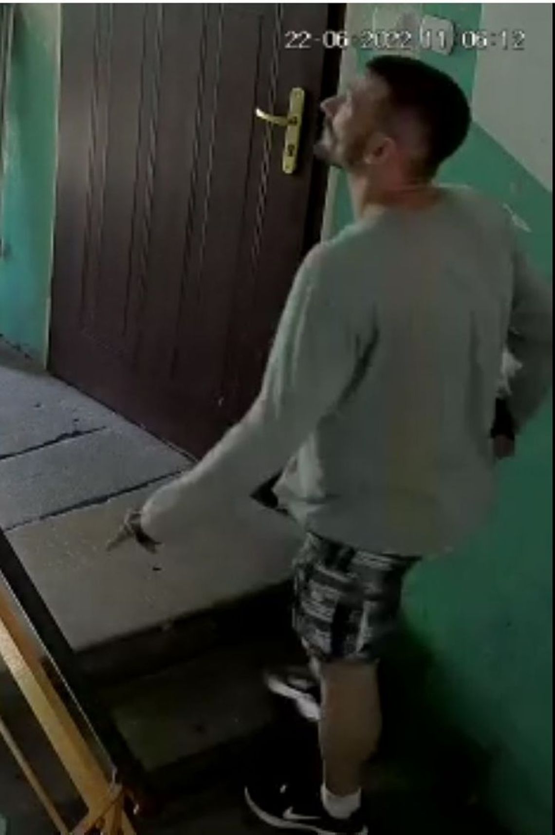 Złodzieja okradającego mieszkania nagrały kamery. Poszukiwany