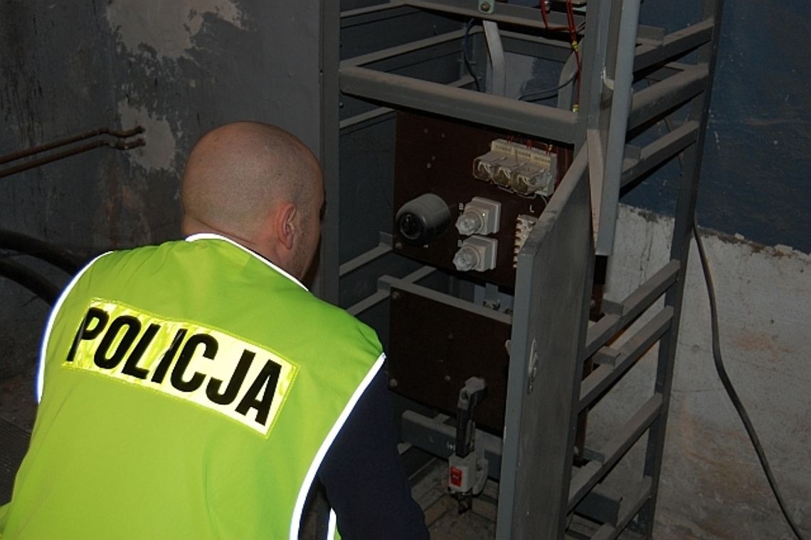 Złomiarze dostali się do skrzynki energetycznej Złomiarze dostali się do skrzynki energetycznej