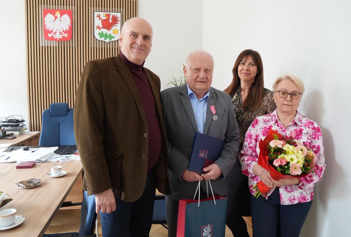Złote Gody z małym opóźnieniem. Medal za miłość po pół wieku dla znanego chirurga i jego żony