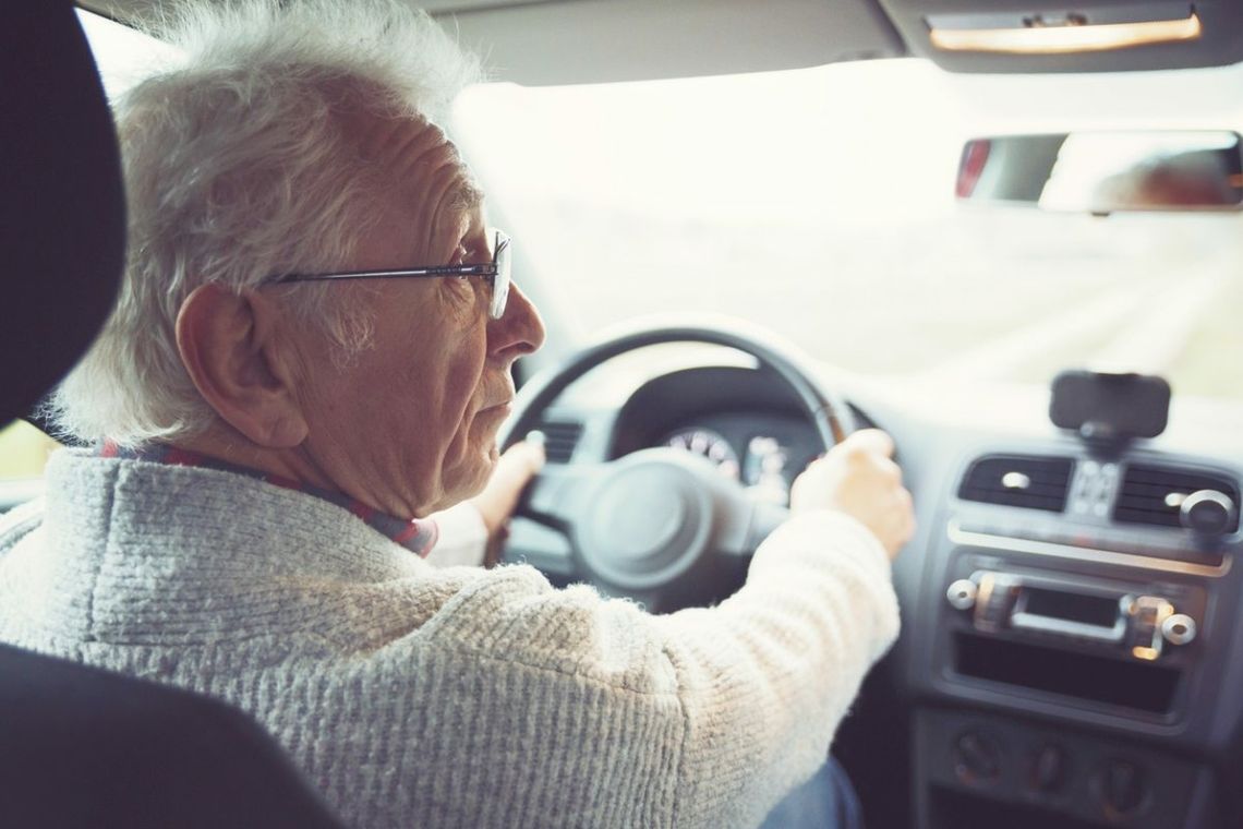 Seniorzy za kierownicą mają problem. Zmiana przepisów