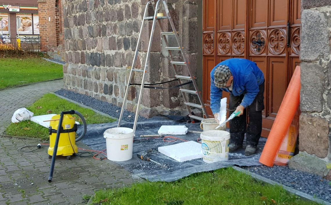 Zmieniają się wrota gryfińskiego kościoła