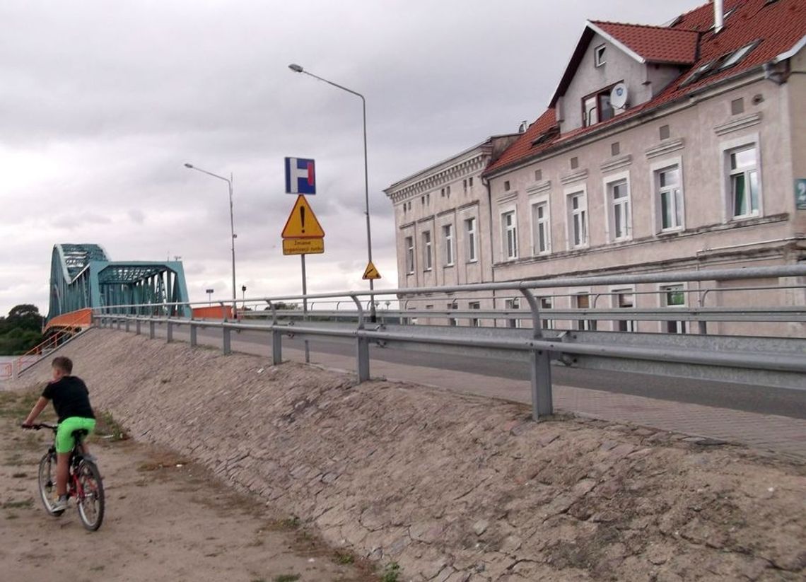 Znaki w okolicy mostu dezinformują Znaki w okolicy mostu dezinformują