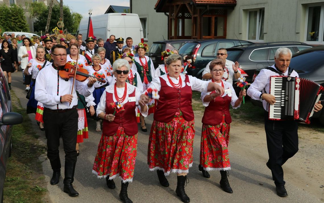 Znaleźli sposób na nietypowy dożynkowy korowód [WIDEO]