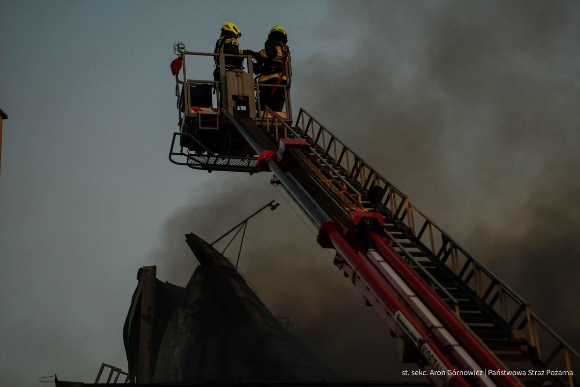 Znaleźli strażaka zaginionego w akcji. Strażacy oddają mu cześć