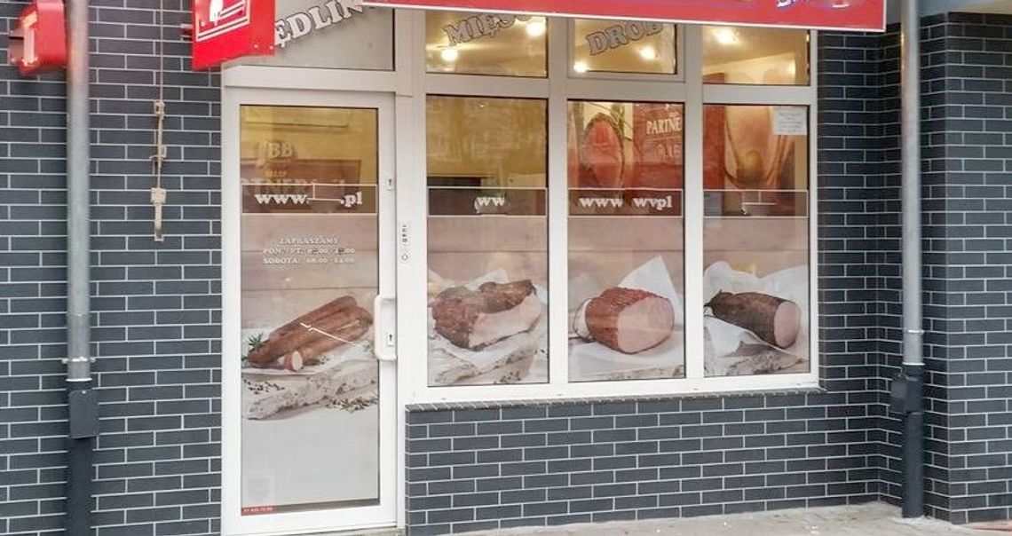 Zniszczono baner reklamowy sklepu mięsnego