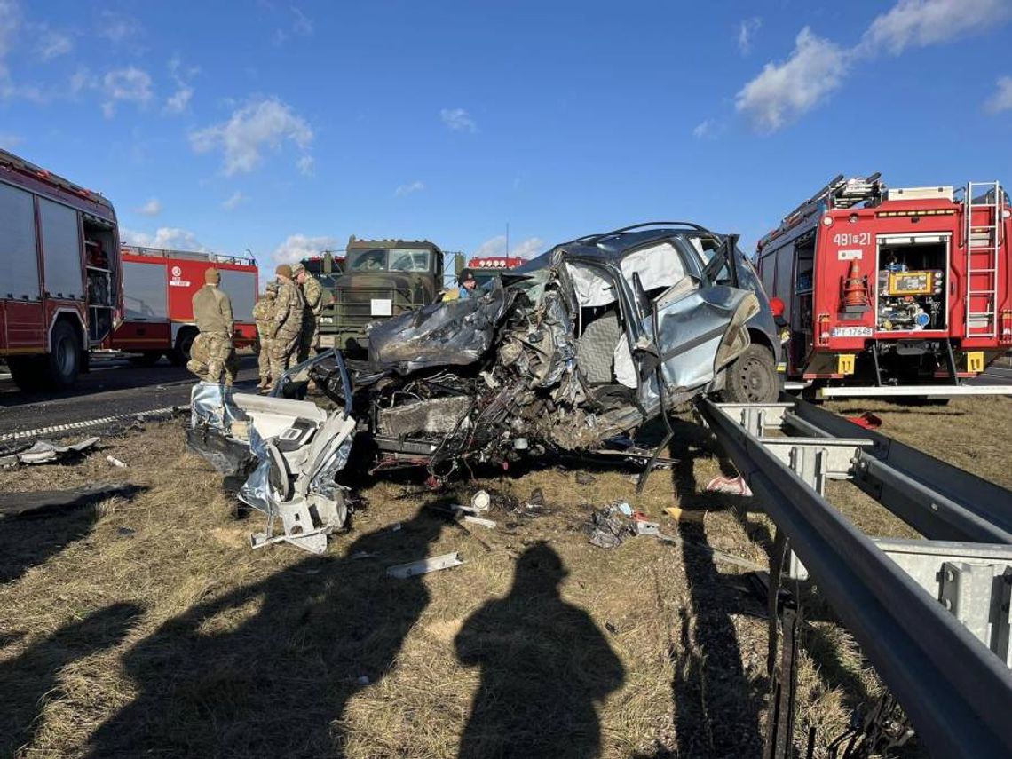 Senior uderzył czołowo w busa. Jechał pod prąd [ZDJĘCIA]