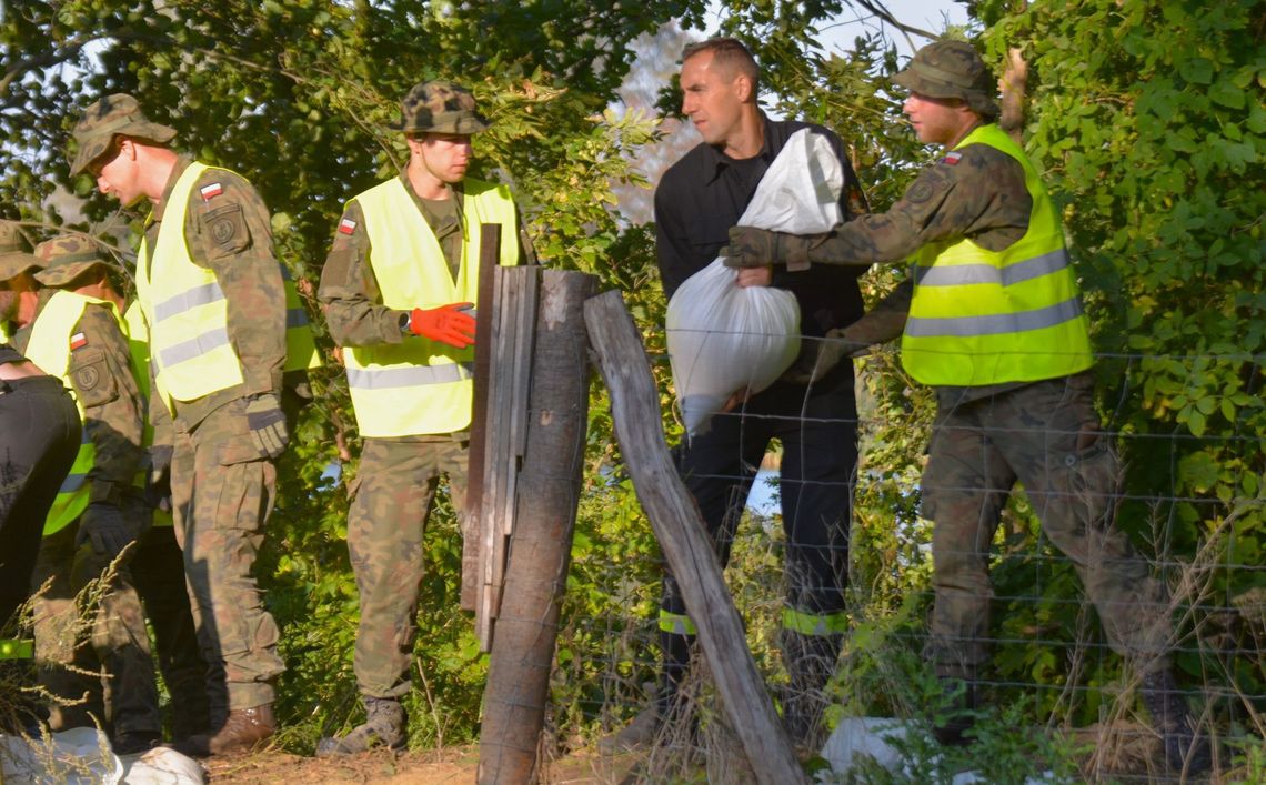 Żołnierze, strażacy i pracownicy PUK pomagają umacniać wały przeciwpowodziowe [FOTO]