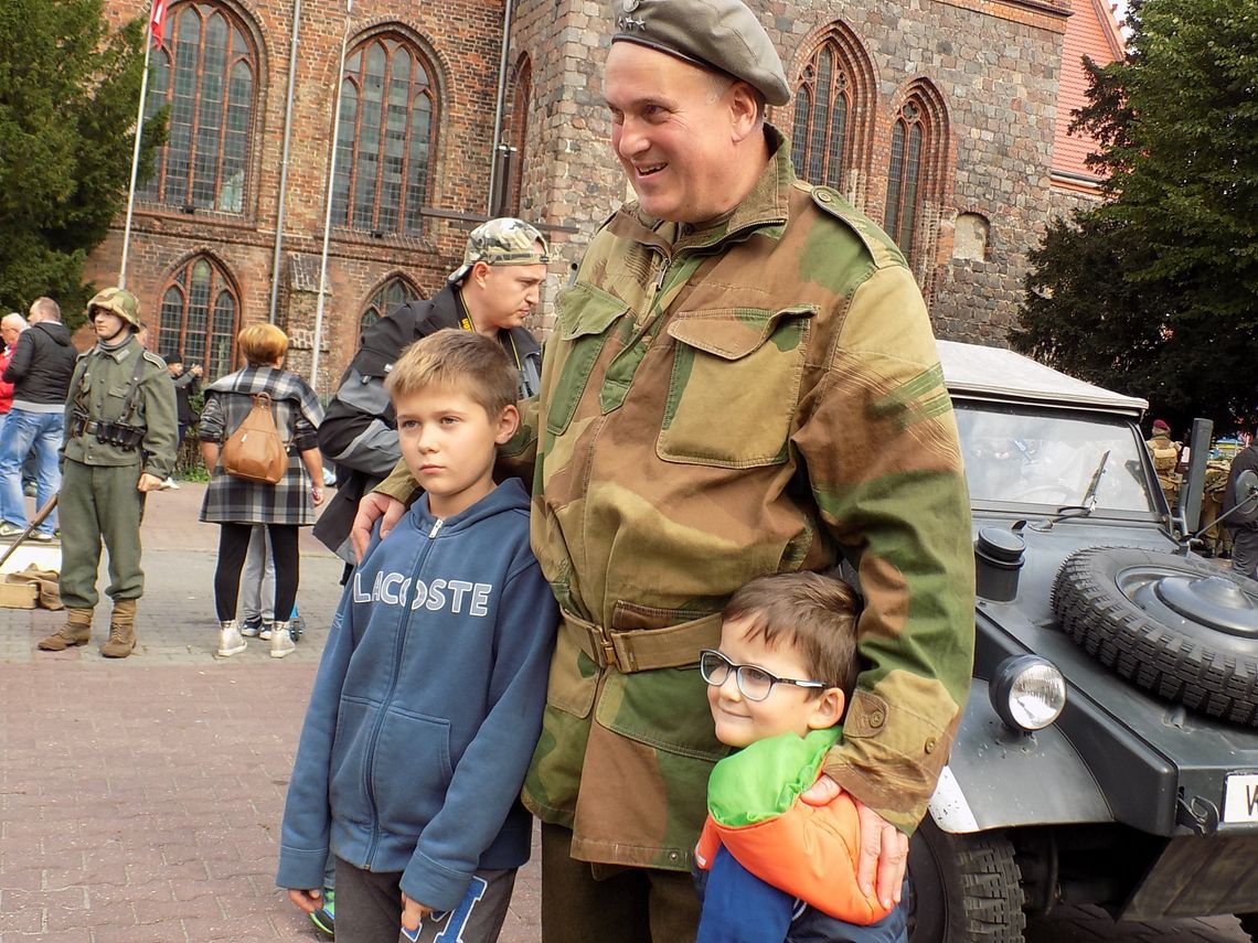 Żołnierze złożyli meldunek burmistrzowi. "Powrót do Arnhem" – widowisko historyczne w Gryfinie [FOTO]